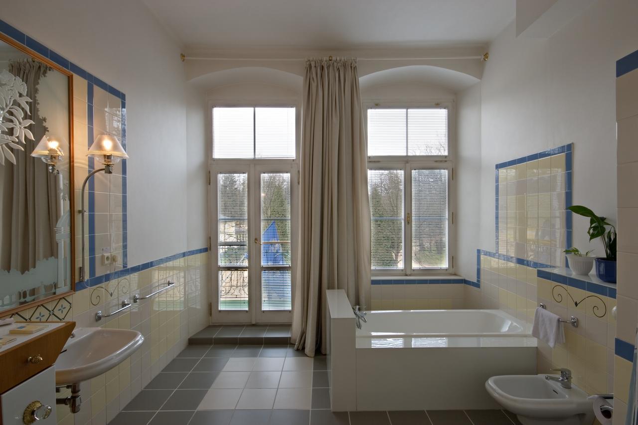 Hotel Three Lilies Inkl Aquaforum Františkovy Lázně Екстериор снимка