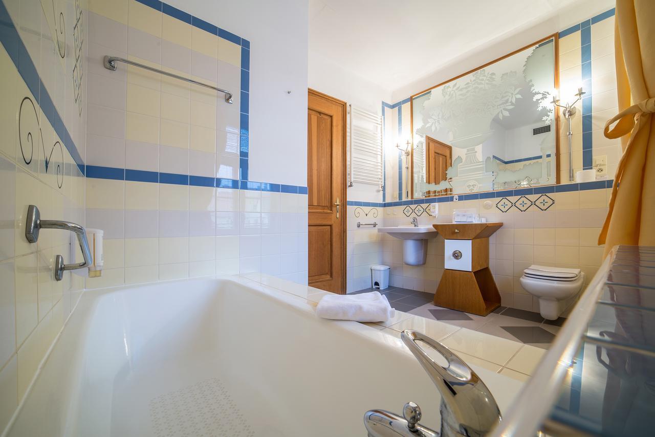 Hotel Three Lilies Inkl Aquaforum Františkovy Lázně Екстериор снимка