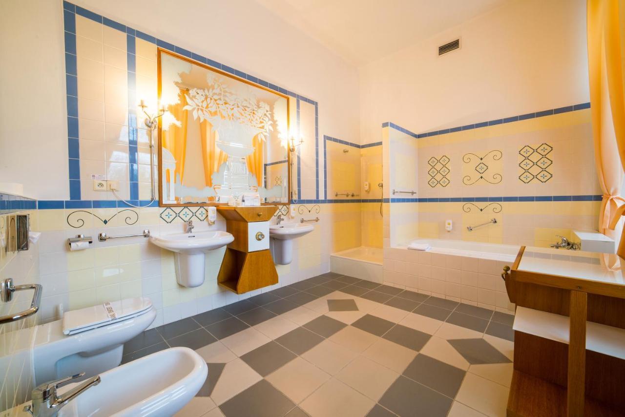 Hotel Three Lilies Inkl Aquaforum Františkovy Lázně Екстериор снимка
